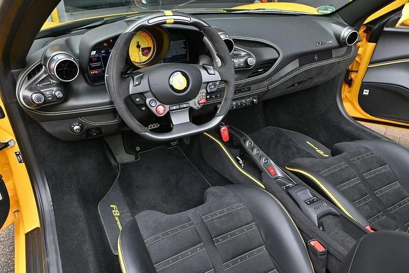 Gebraucht Ferrari F8 721 PS (530 kW) 2023 Giallo triple strato Cabrio
