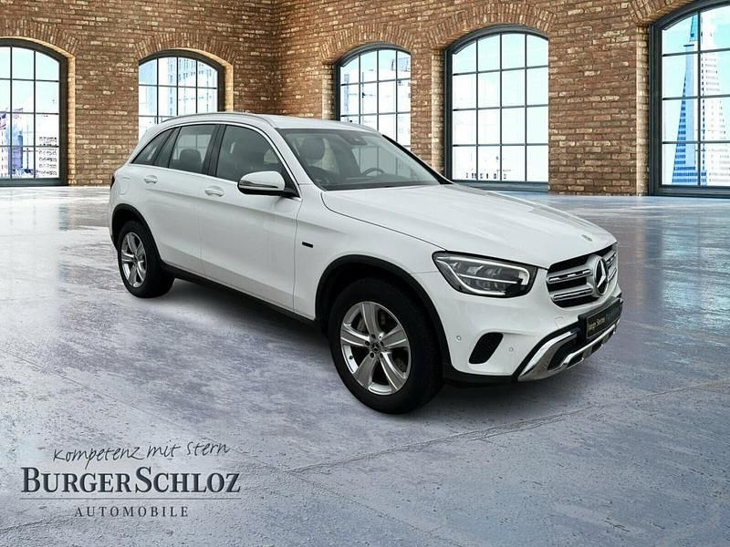 Gebraucht Mercedes GLC300e 320 PS (235 kW) 2021 Unilack polarweiß SUV