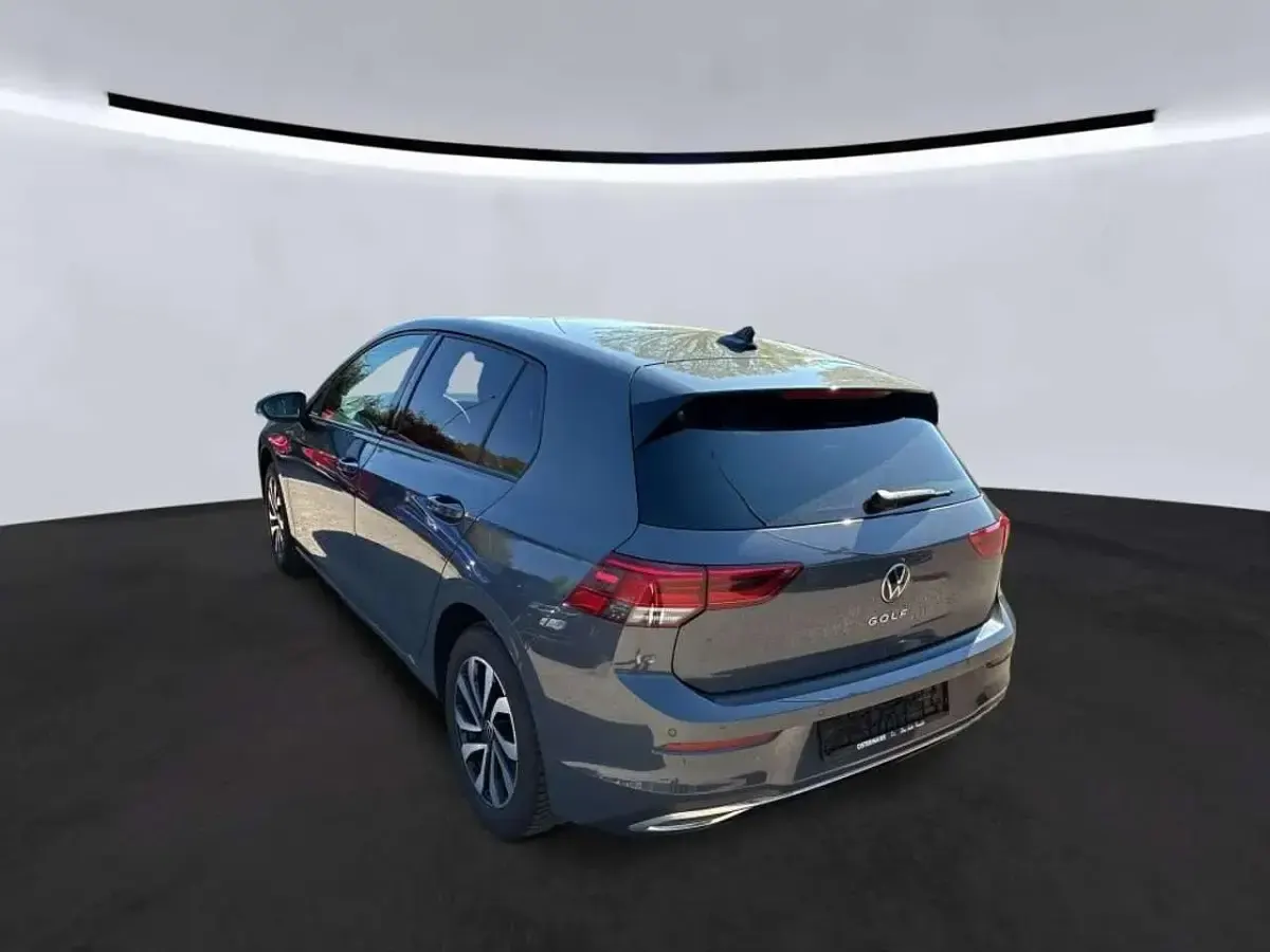 Second-hand VW Golf VIII Active 150 CP (110 kW) 2023 Gri Berlinǎ
