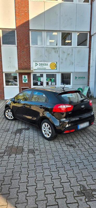 Gebraucht Kia Rio 85 PS (62 kW) 2014 Schwarz Kleinwagen