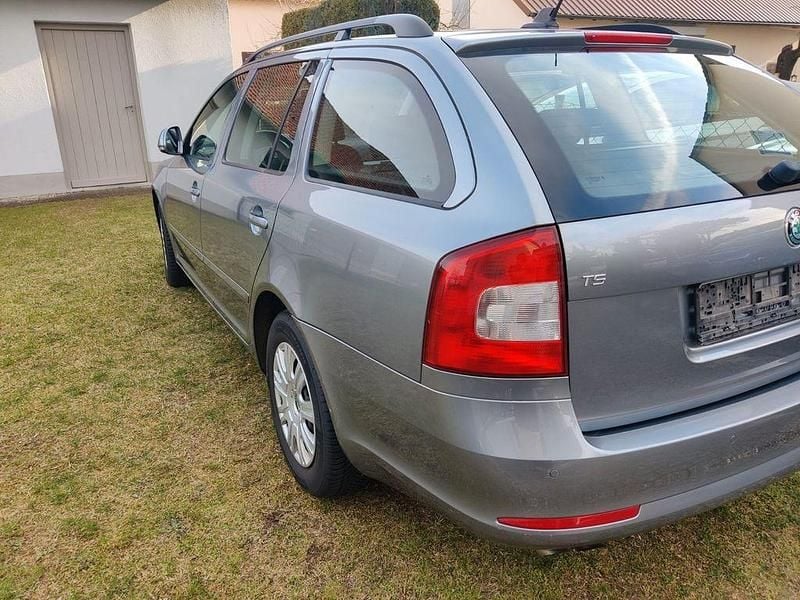 Gebraucht Skoda Octavia Elegance 122 PS (89 kW) 2012 Grau Kombi