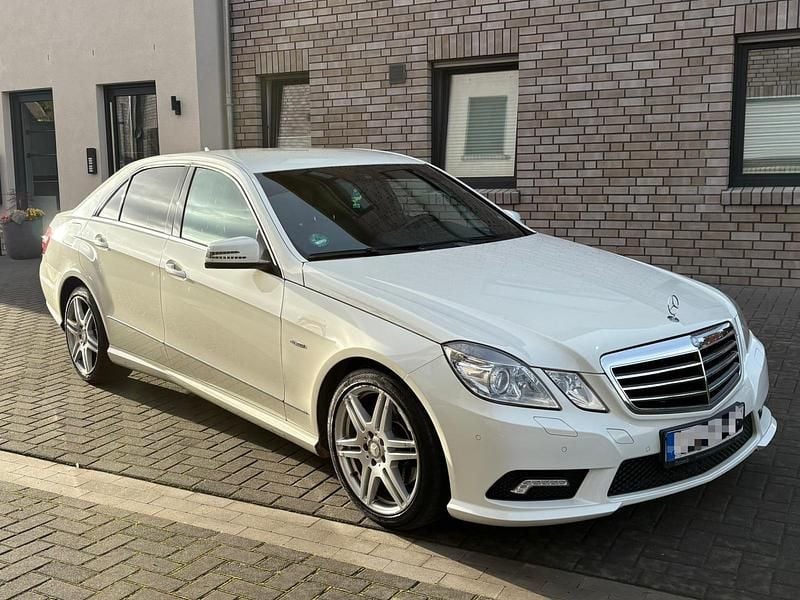 Weiß Gebraucht 2011 Mercedes E200 AMG Limousine | 6.900 € (Superpreis) - Bild 1/4