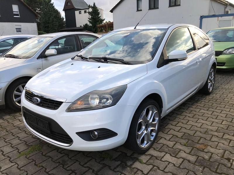 Weiß Gebraucht 2008 Ford Focus Titanium Limousine | 790 € (Superpreis) - Bild 1/4