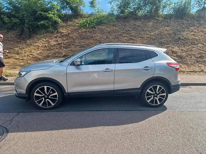 Grau Gebraucht 2016 Nissan Qashqai Tekna SUV | 10.250 € (Superpreis) - Bild 1/4