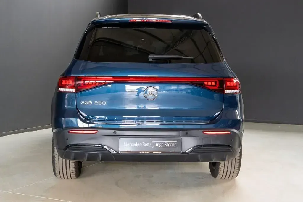 Gebraucht Mercedes EQB250 AMG 139 kW (190 PS) 2023 Blau SUV