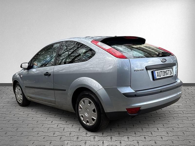 Gebraucht Ford Focus Trend 101 PS (74 kW) 2005 Silber Limousine