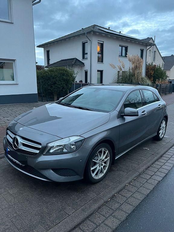 Gebraucht Mercedes A180 109 PS (80 kW) 2014 Grau Limousine