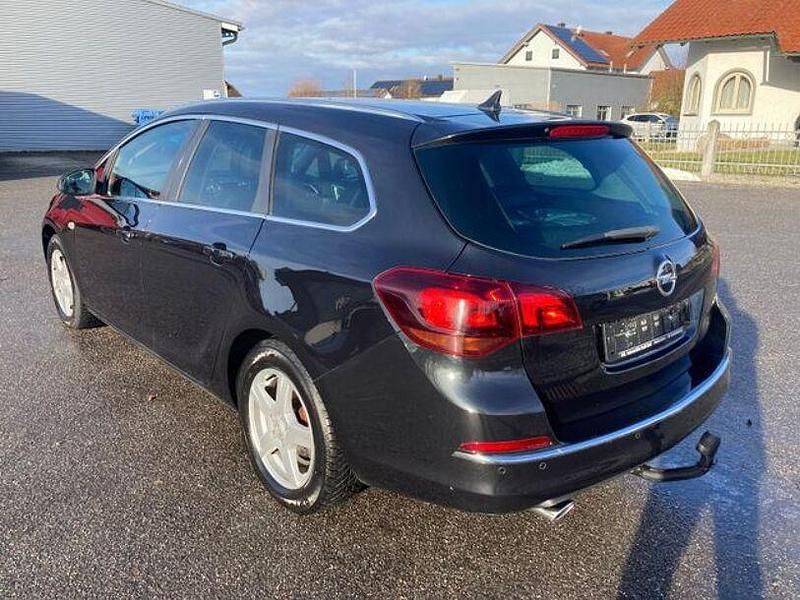 Gebraucht Opel Astra 140 PS (102 kW) 2013 Andere Limousine