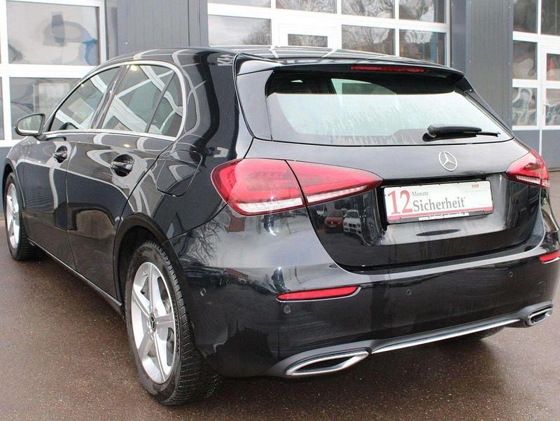 Gebraucht Mercedes A180 136 PS (100 kW) 2020 Kosmosschwarz  metalliclack Kleinwagen