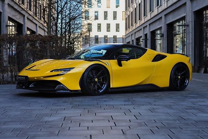 Nouă Ferrari SF90 999 CP (734 kW) 2026 Galben Cabrio