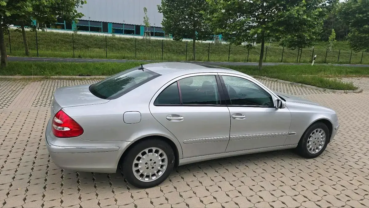 Gebraucht Mercedes E200 163 PS (119 kW) 2004 Silber Limousine