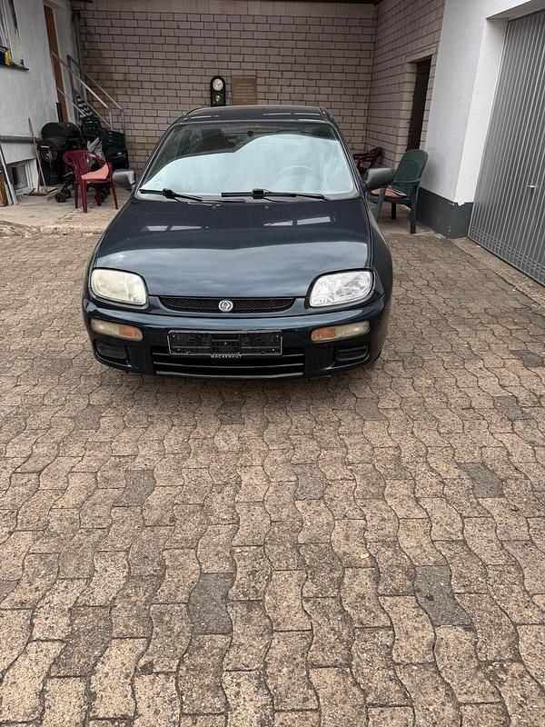 Grün Gebraucht 1996 Mazda 323 Limousine | 1.150 € - Bild 1/4