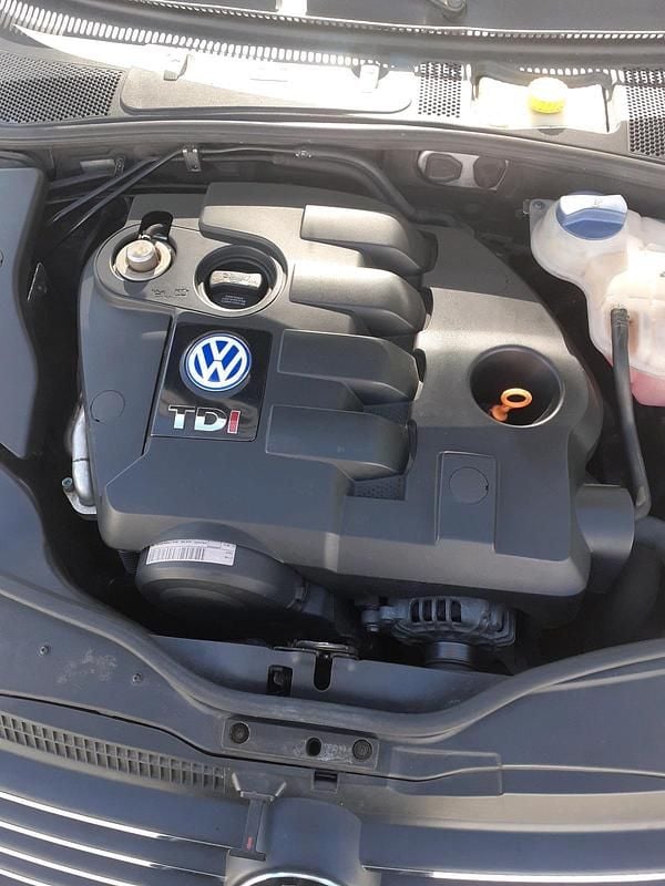 Second-hand VW Passat 101 CP (74 kW) 2003 Argintiu Berlinǎ