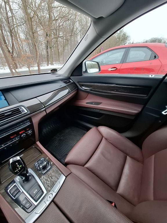 Gebraucht BMW 750 409 PS (300 kW) 2010 Weiß Limousine