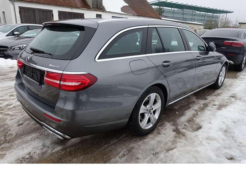 Gebraucht Mercedes E220 Avantgarde 194 PS (142 kW) 2017 Selenitgrau Kombi