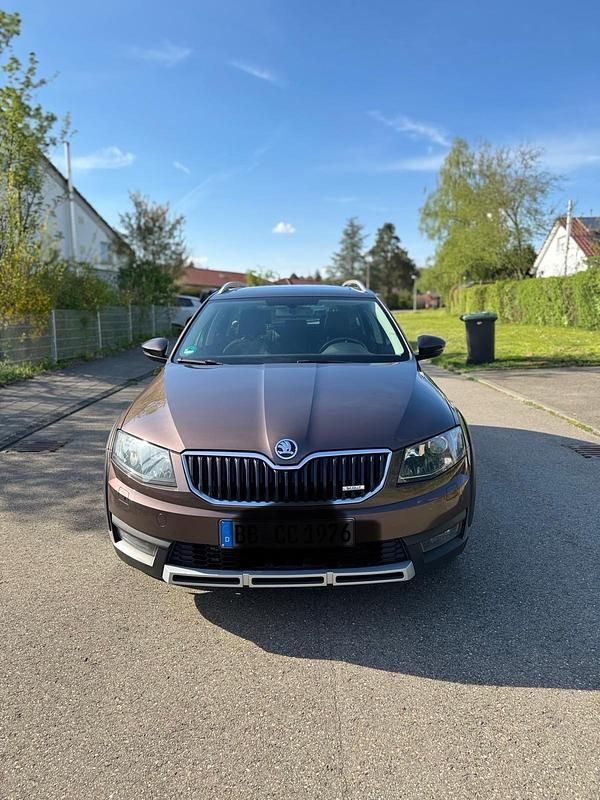 Braun Gebraucht 2015 Skoda Octavia Scout Scout 4x4 Kombi | 9.000 € (Guter Preis) - Bild 1/4