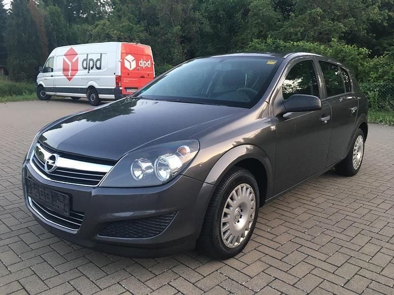 Grau Gebraucht 2010 Opel Astra Limousine | 1.650 € (Guter Preis) - Bild 1/4