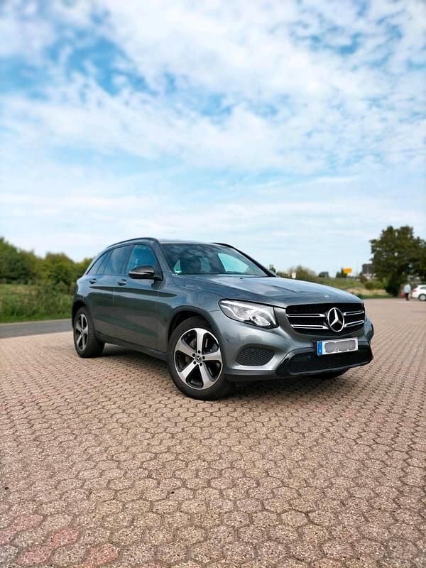 Grau Gebraucht 2017 Mercedes GLC220 SUV | 21.499 € (Etwas zu teuer) - Bild 1/4