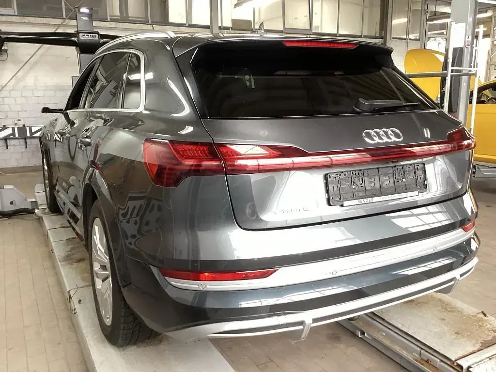 Gebraucht Audi e-tron Ambiente 369 kW (503 PS) 2023 Daytonagrau perleffekt SUV
