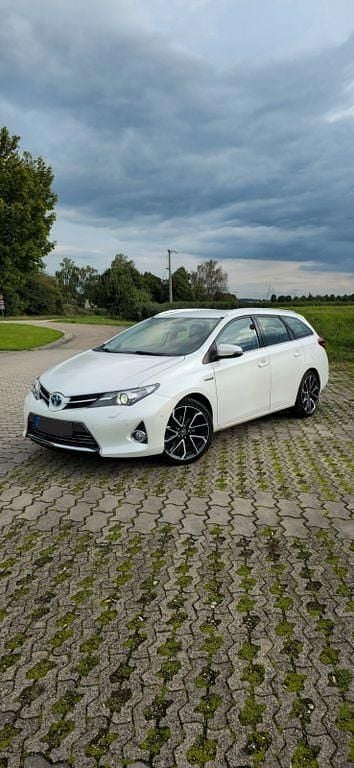 Weiß Gebraucht 2015 Toyota Auris Touring Sports Kombi | 12.399 € - Bild 1/4