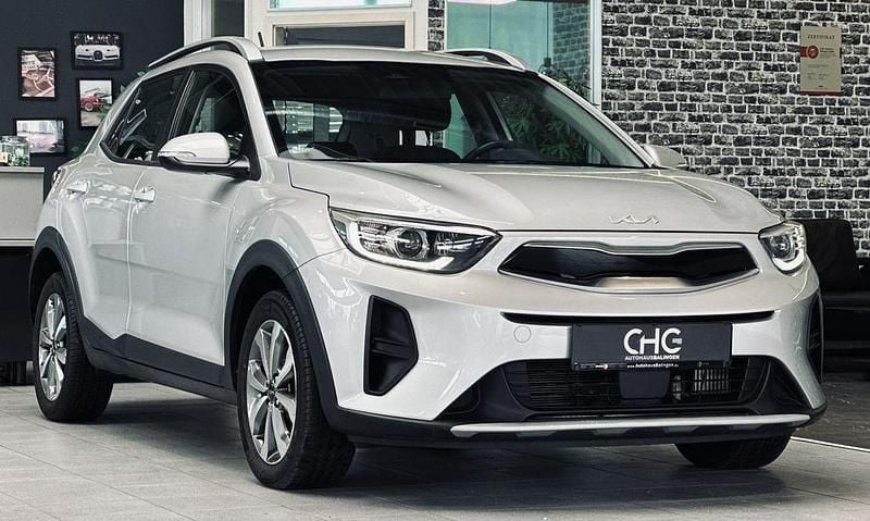 Silber Gebraucht 2022 Kia Stonic Vision SUV | 15.990 € (Guter Preis) - Bild 1/4
