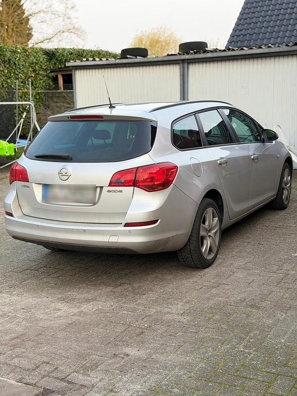 Gebraucht Opel Astra 101 PS (74 kW) 2011 Silber Kombi