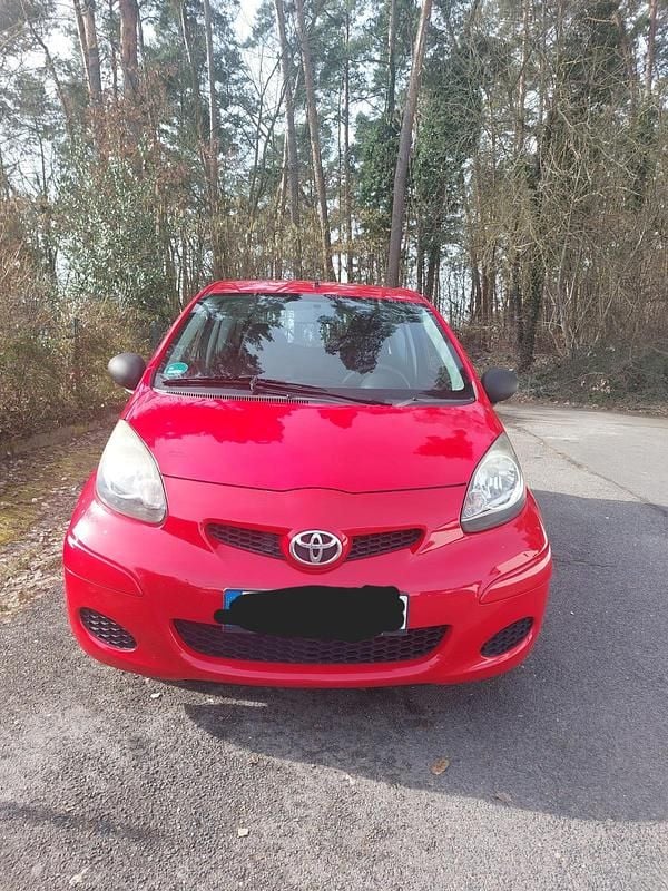 Gebraucht Toyota Aygo 68 PS (50 kW) 2009 Rot Kleinwagen