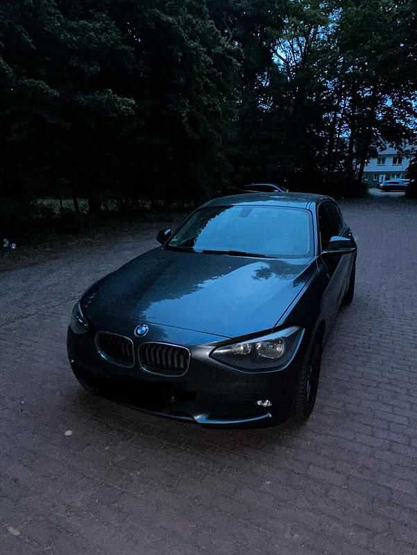 Grau Gebraucht 2013 BMW 118 Kleinwagen | 5.200 € (Superpreis) - Bild 1/4