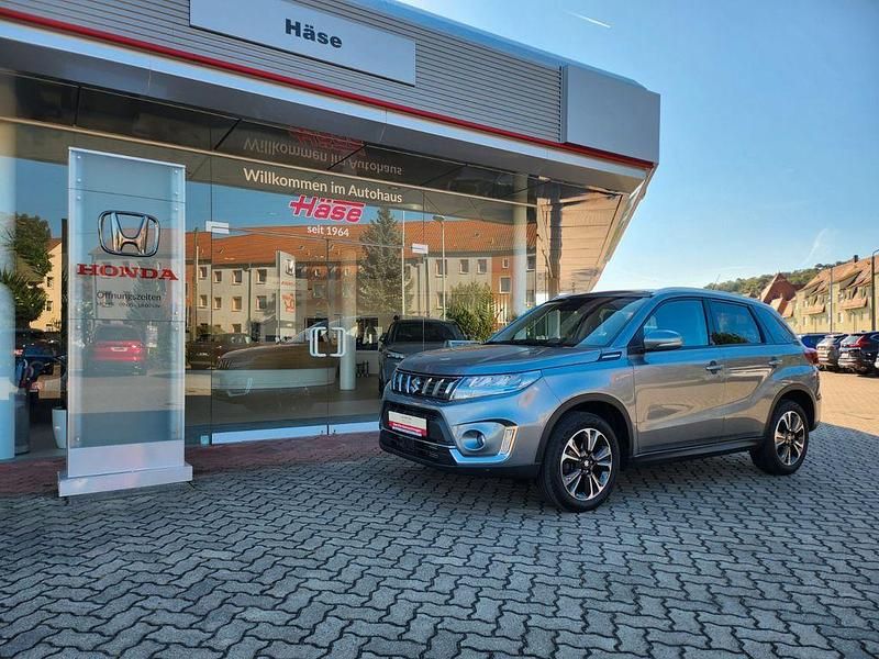 Grau Gebraucht 2024 Suzuki Vitara Comfort+ SUV | 22.995 € (Fairer Preis) - Bild 1/4