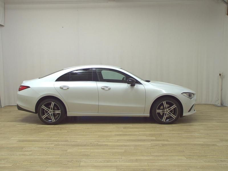 Weiss Gebraucht 2021 Mercedes CLA200 Progressive Limousine | 23.480 € (Fairer Preis) - Bild 1/4