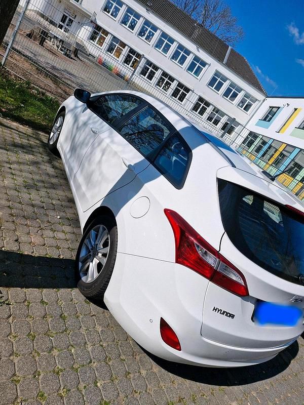 Gebraucht Hyundai i30 100 PS (73 kW) 2014 Weiß Kombi