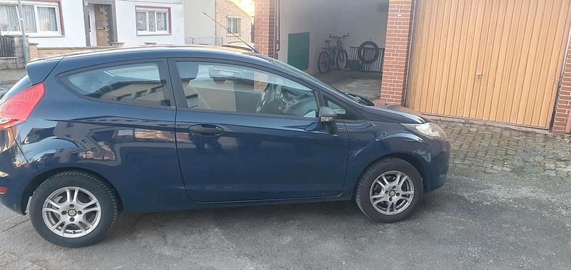 Gebraucht Ford Fiesta 60 PS (44 kW) 2011 Blau Kleinwagen
