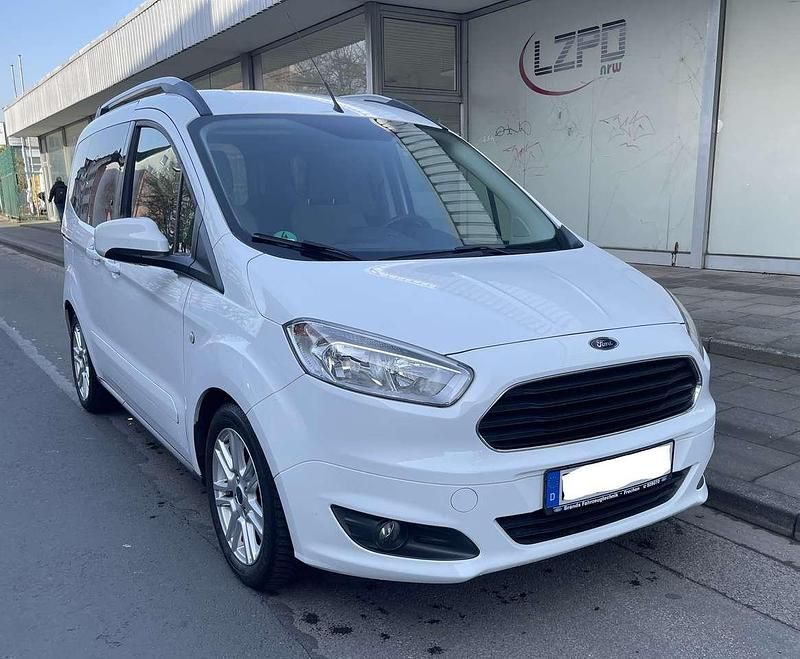 Gebraucht Ford Tourneo Courier Titanium 101 PS (74 kW) 2018 Frostweiß Van / Kleinbus