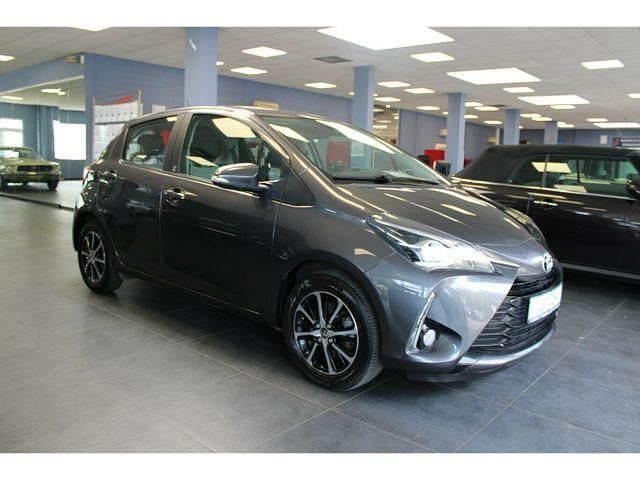 Silbrgrau metallic Gebraucht 2019 Toyota Yaris Team Limousine | 11.980 € (Superpreis) - Bild 1/4