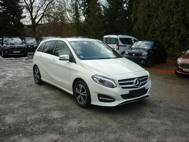 Calcitweiss Gebraucht 2018 Mercedes B180 Van / Kleinbus | 17.990 € (Fairer Preis) - Bild 1/4