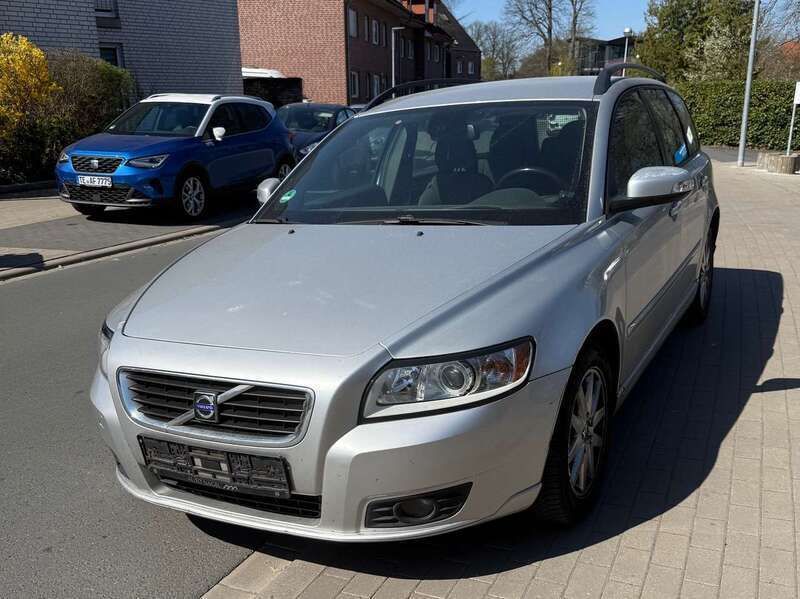 Grau Gebraucht 2009 Volvo V50 Kombi | 1.250 € (Superpreis) - Bild 1/4