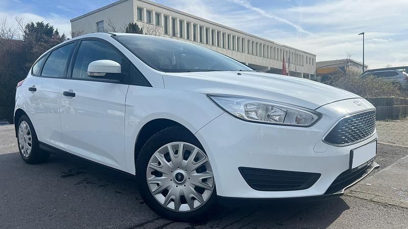 Gebraucht Ford Focus Ambiente 86 PS (63 kW) 2016 Weiß Limousine