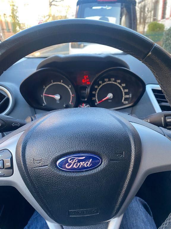 Gebraucht Ford Fiesta Trend 60 PS (44 kW) 2012 Weiß Kleinwagen