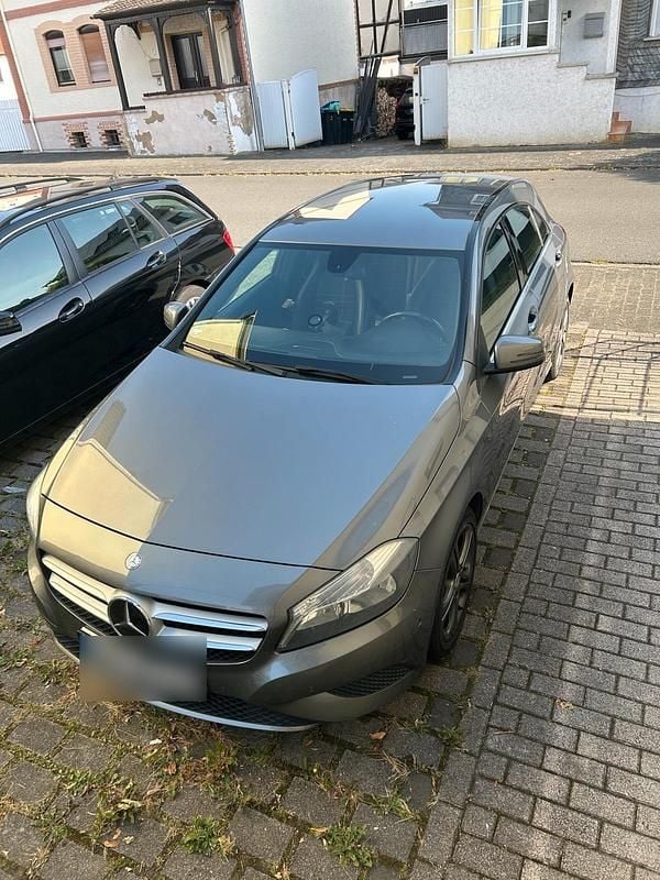 Grau Gebraucht 2013 Mercedes A200 Kleinwagen | 11.899 € - Bild 1/4