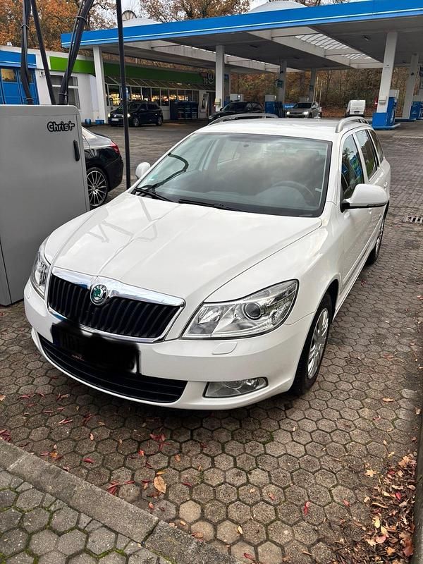 Gebraucht Skoda Octavia 105 PS (77 kW) 2011 Weiß Kombi