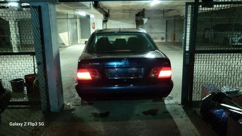 Gebraucht Mercedes E200 Classic 136 PS (100 kW) 1998 Blau Limousine