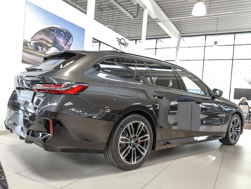 Gebraucht BMW 520 M Sport 197 PS (144 kW) 2026 Grau Kombi