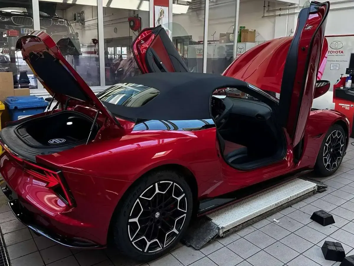 Gebraucht MG Cyberster 250 kW (340 PS) 2025 Rot Cabrio