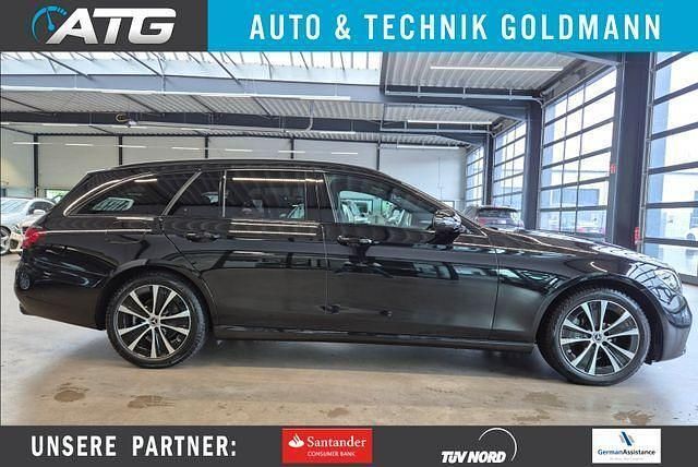 Schwarz Gebraucht 2022 Mercedes E220 Avantgarde Limousine | 39.950 € - Bild 1/4