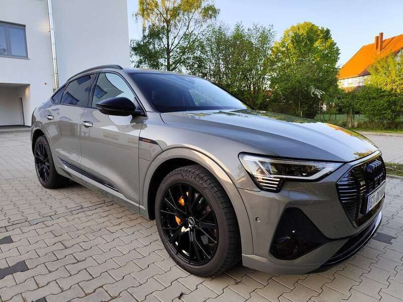 Grau Gebraucht 2022 Audi e-tron Black Edition SUV | 38.500 € (Fairer Preis) - Bild 1/4