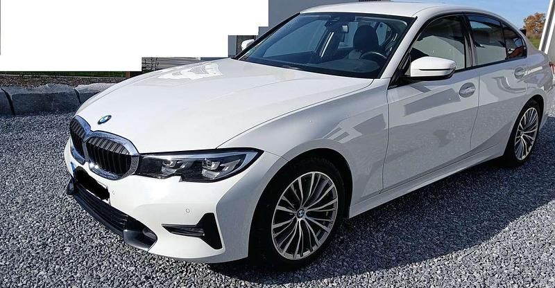 Weiß Gebraucht 2020 BMW 318 Sport Line Limousine | 23.500 € (Guter Preis) - Bild 1/4