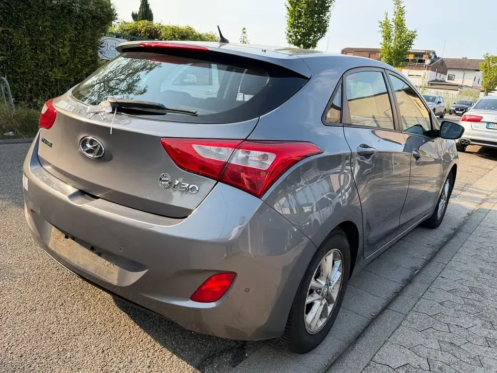 Gebraucht Hyundai i30 Trend 99 PS (72 kW) 2013 Grau Limousine