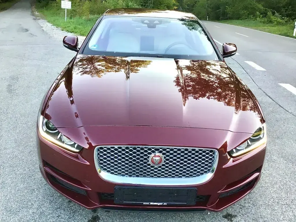 Gebraucht Jaguar XE Portfolio 163 PS (119 kW) 2015 Rot Limousine