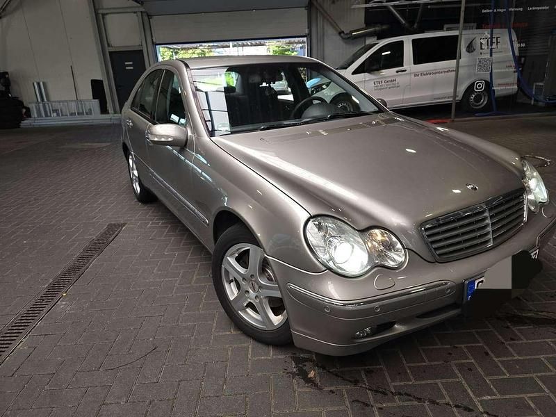 Grau Gebraucht 2003 Mercedes C200 Limousine | 3.699 € (Etwas zu teuer) - Bild 1/4