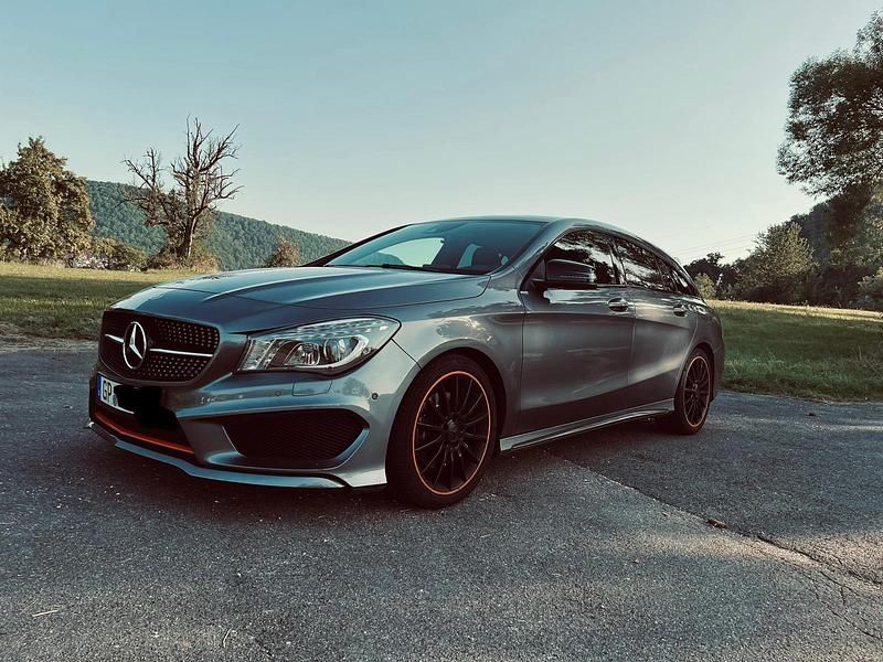 Grau Gebraucht 2015 Mercedes CLA220 Shooting Brake AMG Kombi | 17.495 € (Fairer Preis) - Bild 1/4